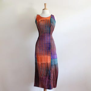 Conjunto vintage de los años 60: vestido largo morado y naranja con abertura alta y shorts.