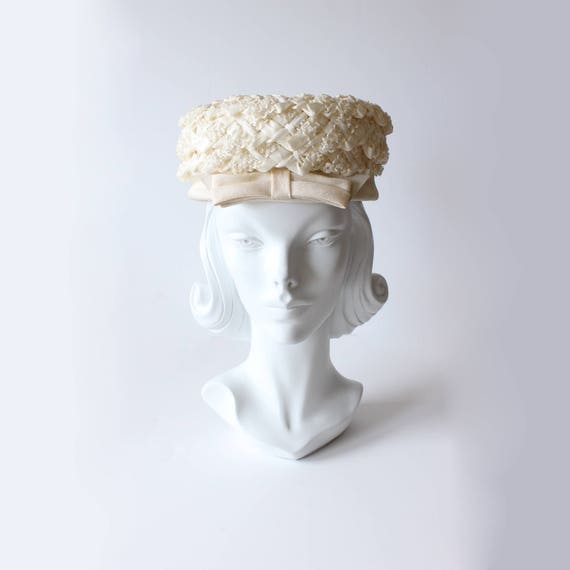 Vintage 1950s Ivory Cellophane Pillbox Bow Hat - image 1