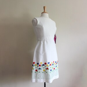 Vintage 1970s Sleeveless White Dress Embroidered Floral Hem