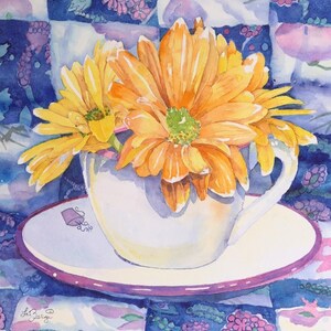 Può includere: Un dipinto ad acquerello che raffigura una tazza da tè bianca con piattino riempita di vivaci crisantemi gialli e arancioni. Lo sfondo presenta un motivo a patchwork blu e viola con disegni floreali e l'icona di una bustina di tè.