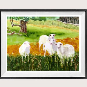 Puede incluir: Pintura acuarela de cinco ovejas blancas de pie en un campo de hierba verde con un camino de tierra marrón. Las ovejas miran al espectador. El fondo es un campo verde con algunos árboles en la distancia.