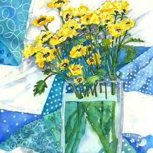 Può includere: Un dipinto ad acquerello di un mazzo di fiori gialli in un vaso di vetro trasparente. Il vaso è appoggiato su un patchwork blu e bianco.