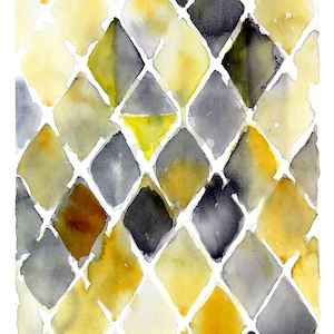 Puede incluir: Pintura a la acuarela con un patrón de diamantes repetidos en tonos de amarillo, gris y negro. Los diamantes están delineados en blanco, creando un efecto de cuadrícula. La obra de arte tiene una apariencia suave y texturizada.