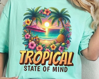 Könnte beinhalten: Helltürkisfarbenes T-Shirt mit tropischer Grafik. Die Grafik zeigt eine Strandszene mit Palmen, Sonnenuntergang und den Worten "TROPICAL STATE OF MIND" in Orange und Gelb. Das Shirt ist aus weichem Material.