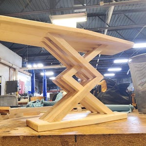 Mesa auxiliar de madera hecha a mano