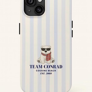K&ouml;nnte beinhalten: Wei&szlig;es iPhone-Case mit vertikalen blau-wei&szlig;en Streifen. Das Case zeigt einen Cartoon-Eisb&auml;ren mit Sonnenbrille und einem rot-schwarzen Schal. Der Text "TEAM CONRAD COUSINS BEACH EST. 2009" ist darunter aufgedruckt.