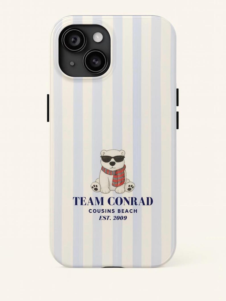 K&ouml;nnte beinhalten: Wei&szlig;es iPhone-Case mit vertikalen blau-wei&szlig;en Streifen. Das Case zeigt einen Cartoon-Eisb&auml;ren mit Sonnenbrille und einem rot-schwarzen Schal. Der Text "TEAM CONRAD COUSINS BEACH EST. 2009" ist darunter aufgedruckt.