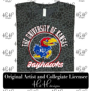 Die Universität von Kansas Distressed Round ~ Lizenzierte Universe of Kansas® Bekleidung ~ HHKU151
