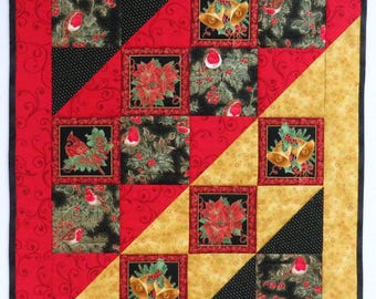 Tapiz navideño para pared / Decoración navideña acolchada hecha a mano / Edredón navideño rojo, dorado y negro