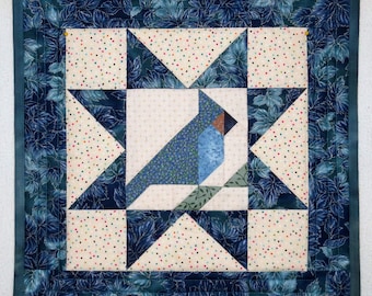 Tapis de table matelassé fait main geai bleu, décor d'oiseau inspiré de la nature et d'étoiles en dents de scie, 14 pouces carrés