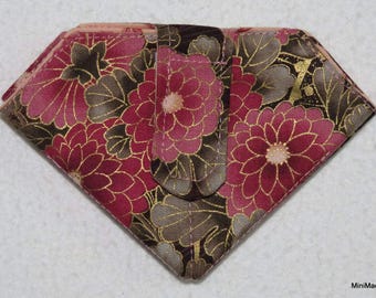 Étui à aiguilles plié, motif floral d'inspiration asiatique, chrysanthèmes rehaussés d'or