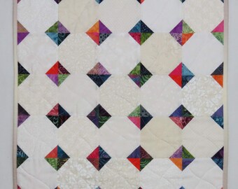 Dessus de table matelassé à accrocher au mur, accents batik dans des tons neutres