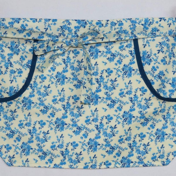 Clothespin Apron, Practical Pocket Apron, Blue Floral on Ivory