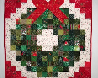 Christmas  Wreath Wall Hanging / Table Topper, Quilted Pieced, Traditional Red Green Cream