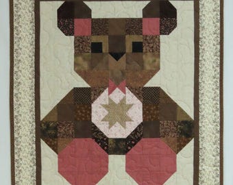 Ours en peluche en patchwork, tenture murale matelassée ou dessus de table