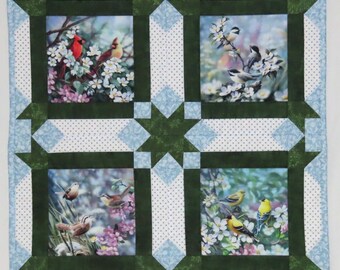 Dessus de table ou tenture murale matelassée, oiseaux avec cadres vert bleu et blanc