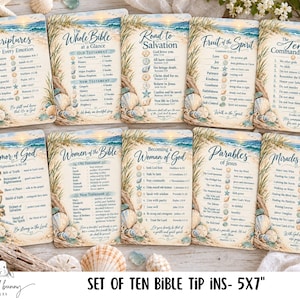 Może przedstawiać: Zestaw dziesięciu prostokątnych kart biblijnych z motywem plaży, piasku, muszli i fal oceanu. Każda karta zawiera tekst religijny, w tym tytuły takie jak Scriptures for Every Emotion, The Whole Bible i The Ten Commandments, wydrukowane niebieskim i czarnym tuszem na jasnym tle.