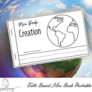 Op de afbeelding: Een zwart-wit printbaar miniboek met de titel "Mini Book Creation". Het boek bevat een eenvoudige illustratie van de aarde en een regel om een naam in te vullen.
