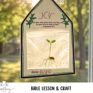 Puede incluir: Un proyecto de manualidades con una pequeña planta brotando en una bolsa transparente, montada en una tarjeta con forma de casa. La tarjeta tiene el texto "Let your roots grow down into Him, and, let your lives be built on Him." y "date: 6/30".