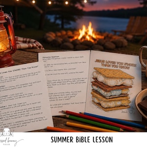 以下が含まれることがあります： 「Jesus Loves You S'more Than You Know」というテキストの夏の聖書レッスンが、木製のテーブルに開いて表示されています。赤いランタン、マグカップ、マシュマロとチョコレートのプレートが近くにあります。色鉛筆が前景にあります。