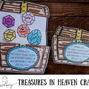 Puede incluir: Una manualidad de cofre del tesoro marr&oacute;n y amarillo con el texto "Treasures in Heaven Craft". El cofre tiene un &oacute;valo azul con texto de Mateo 6:19-21. Se muestran gemas coloridas con palabras como "Share" y "Pray".