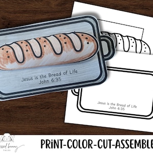 Könnte beinhalten: Ein Bastelprojekt aus Papier mit einem Brotlaib auf einem Tablett, mit dem Text "Jesus ist das Brot des Lebens Johannes 6:35." Das Bild enthält eine Schwarz-Weiß-Umrisszeichnung des Brotes und des Tabletts sowie die Worte "PRINT-COLOR-CUT-ASSEMBLE!"