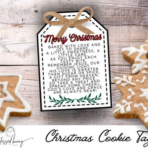 Puede incluir: Una etiqueta blanca con un borde verde y una cinta roja y blanca. La etiqueta tiene un mensaje navideño que dice: "Feliz Navidad Horneado con amor y alegría para compartir. Un poco de dulzura, un poco de cuidado. Mientras disfrutas de cada bocado sabroso, recuerda a Jesús, nuestra luz guía. Su amor es más dulce que el azúcar o las especias. Un regalo del cielo, más allá de cualquier precio. Así que toma un dulce y difunde alegría - El amor y la gracia de Dios siempre están cerca!"