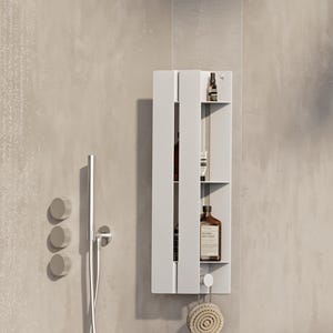 以下が含まれることがあります： 3つの棚とフックが付いた、白い壁掛けシャワー棚。棚には、茶色のバス製品のボトルと、丸い天然毛のブラシが置かれています。左側にはシャワーヘッドとコントロールが見えます。
