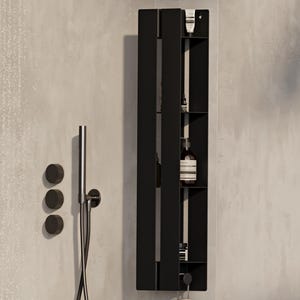 以下が含まれることがあります： 複数の棚を備えた黒い垂直シャワー収納ユニットで、トイレタリーを収納しています。シャワーヘッドとコントロールが左側に表示されます。丸いベージュのボディブラシがユニットから吊り下げられています。ユニットは、明るい灰色のタイルの壁に取り付けられています。