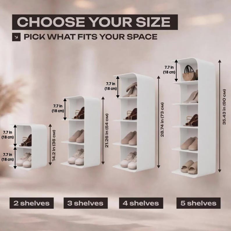 Pu&ograve; includere: Quattro scarpiere a parete bianche con bordi arrotondati, dotate di 2, 3, 4 e 5 ripiani. Il testo recita CHOOSE YOUR SIZE, PICK WHAT FITS YOUR SPACE e indica il numero di ripiani. Le altezze totali variano da 36 cm a 90 cm.
