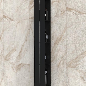 Könnte beinhalten: Ein schwarzes Wandregal aus Metall mit vier Ablagen. Die Ablagen sind offen und haben einen vertikalen Teiler in der Mitte. Das Regal ist an einer beigefarbenen Fliesenwand montiert.