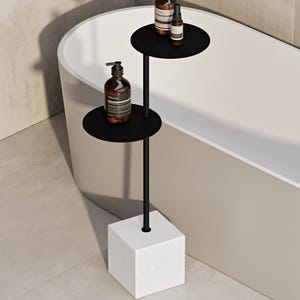 Mesa auxiliar de baño moderna con base de hormigón: estante minimalista de acero para bañera, toallas y artículos de tocador / Accesorio de baño de lujo