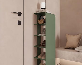 Può includere: Un mobile contenitore a parete color verde salvia con cinque ripiani aperti. Il ripiano superiore ospita una piccola lampada bianca e dei libri. I ripiani inferiori contengono varie calzature, tra cui tacchi, scarpe da ginnastica e ciabatte.