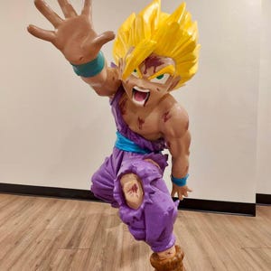 ドラゴンボールZより、等身大スーパーサイヤ人2悟飯像