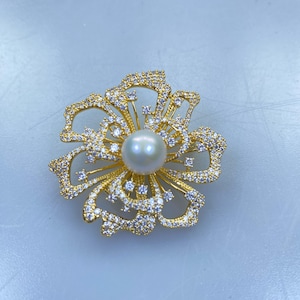 Freshwater Pearl Flower Brooch: Sterling Silver & Zircon, 8.0mm Pearls, Party Pin