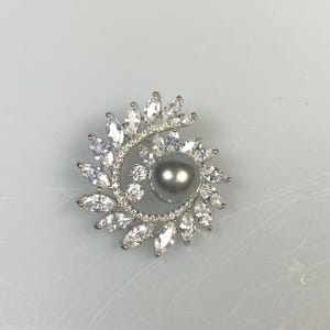 Diamond Halo Emerald Pin, Handmade Pearl Brooch in 925 Sterling Silver, Bridal Wedding Jewelry, Handmade Luxury Gift for Her,Wedding Gift