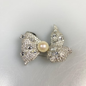 NEW, Handmade Jewelry, White Pearl Brooch, Vintage pearl pin, Wedding gift, Real Freshwater pearl broaches,Belt bow pin, Wedding Brooch
