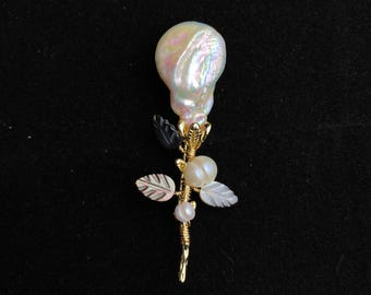 Broche de flor de perla barroca: tulipán dorado, hoja de concha, joya nupcial