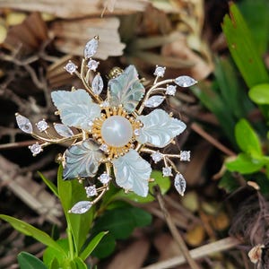 Handmade Pearl Flower Brooch, 18K Gold Plated Leaves & Swarovski Crystals, Shell Bridal Jewelry, Gift for Her, Hypoallergenic Jewelry