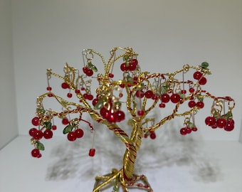 Baum aus perlengefädeltem Kirschdraht