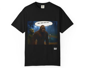 Camiseta de Sasquatch del Lago Ness, Camiseta de Nessie, Camiseta de Pie Grande, Camiseta de extraterrestre, Camiseta mítica divertida, Camiseta de leyenda graciosa, Camiseta de arte de IA (regalo)