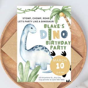 Pode incluir: Uma ilustração de um dinossauro azul com folhas verdes e uma palmeira em um fundo branco. O texto diz "Blake's Dino Birthday Party" com a data "March 10" e a hora "2-4 PM".