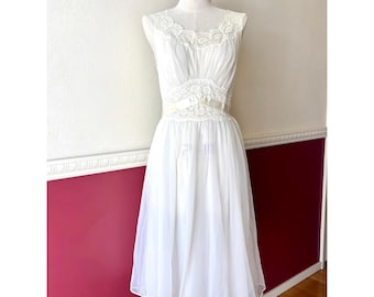 Vintage 1960s Vanity Fair White Nylon Tricot Lace Nightgown 32 Coquette Babydoll