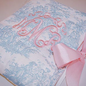 Couverture de bible matelassée en toile bleue avec noeud, pochette pour livre monogrammée image 1
