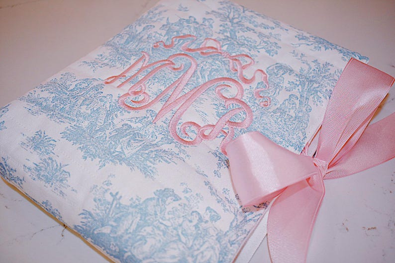 Couverture de bible matelassée en toile bleue avec noeud, pochette pour livre monogrammée image 1