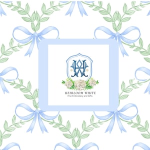 K&ouml;nnte beinhalten: Ein hellblauer Hintergrund mit einem wei&szlig;en Monogramm der Buchstaben "HW" in Schildform. Das Monogramm ist von wei&szlig;en Blumen und gr&uuml;nen Bl&auml;ttern umgeben. Der Text "HEIRLOOM WHITE Fine Embroidery and Gifts" befindet sich unter dem Monogramm.