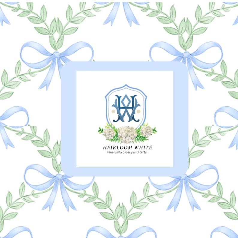 K&ouml;nnte beinhalten: Ein hellblauer Hintergrund mit einem wei&szlig;en Monogramm der Buchstaben "HW" in Schildform. Das Monogramm ist von wei&szlig;en Blumen und gr&uuml;nen Bl&auml;ttern umgeben. Der Text "HEIRLOOM WHITE Fine Embroidery and Gifts" befindet sich unter dem Monogramm.