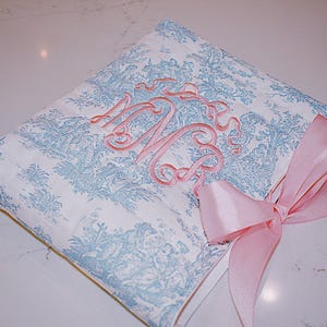 Couverture de bible matelassée en toile bleue avec noeud, pochette pour livre monogrammée image 2