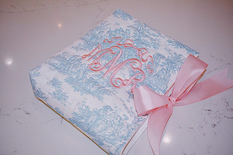 Couverture de bible matelassée en toile bleue avec noeud, pochette pour livre monogrammée image 2