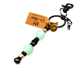 Llavero de herrero y cuentas de vidrio reciclado